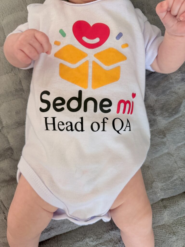 Miminko v bodýčku Sedne mi s nápisem Head of QA